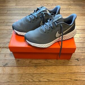 Men’s Nike Revolution 5 Sneakers